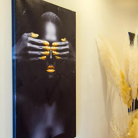 Luxury Black And Gold Lejlighed