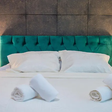 Apartment Luxury Black And Gold *