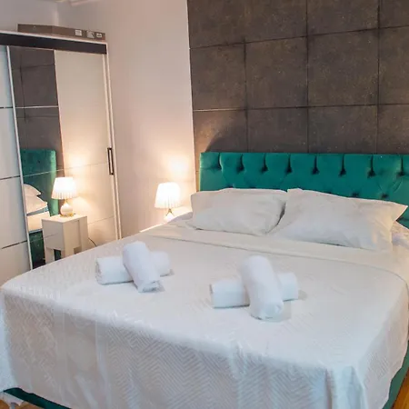 Apartment Luxury Black And Gold *